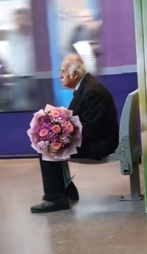 Old Person Aesthetic, Old Man With Flowers, Grandfather Aesthetic, Old People In Love, 90s Love Aesthetic, Old Man Aesthetic, Cute Old Man, Man With Flowers, Grandpa Aesthetic