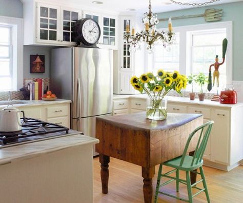 Small Kitchen Island Designs-28-1 Kindesign Country Kitchen Lighting, Butcher Block Island, Cottage Style Kitchen, Butcher Blocks, Small Kitchen Layouts, Home Design Magazines, Small Kitchen Island, Cottage Kitchens, Country Style Kitchen