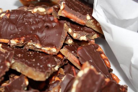 Bark Healthy, Pretzel Bark Recipes, Salted Caramel Pretzel Bark, Caramel Pretzel Bark, Bbq Dessert, Pretzel Bark, Salted Caramel Pretzels, Pretzel Bars, Salted Pretzel