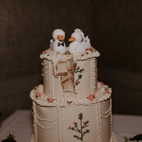 THESE DUCKS. Would you believe me if I told you my bride made them? 😭😭 #weddingcake #wedding #elopmentphotographer #microwedding… | Instagram Sarah Kay, Georgia Wedding, August 21, Believe Me, Rubber Duck, Told You, Ducks, Wedding Inspo, Wedding Cake