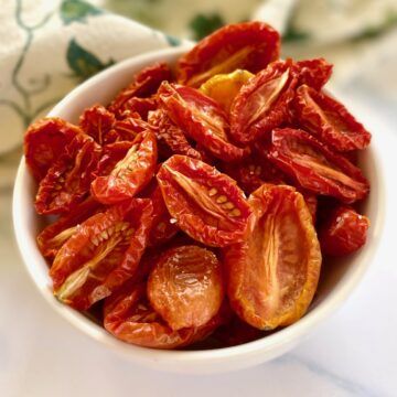 Oven Dried Tomatoes - The Art of Food and Wine Caprese Salad Cherry Tomatoes, Dried Cherry Tomatoes, Pasta And Salad, Make Sun Dried Tomatoes, Oven Dried Tomatoes, Cherry Tomato Salad, Cherry Tomato Recipes, Baked Goat Cheese, Bbq Chicken Salad