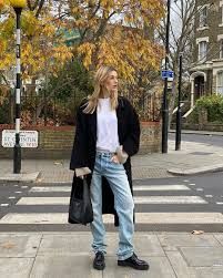 7 low rise-jeans which embrace the ultimate denim trend of 2021 | Vogue Paris Low Rise Straight Jeans Outfit, Low Rise Jeans Outfit, Straight Jeans Outfit, Daily Fashion Inspiration, Ladies Wear, Jean Trends, Denim Trends, Loose Jeans, Jeans Outfit