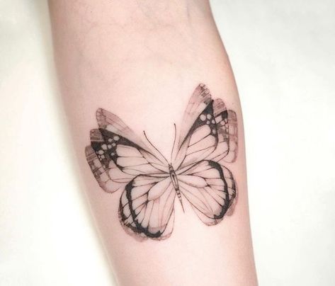 Flying Butterfly Tattoo, Tattoo Machine Tattoo, Tattoo Ideas Unique, Mystical Tattoos, Beauty Tattoo, Aquarius Tattoo, Hand And Finger Tattoos, Tattoo Aesthetic, Machine Tattoo