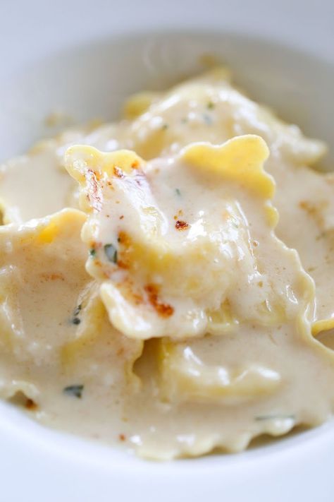 A super easy and decadent dinner idea, this Brown Butter Alfredo Baked Ravioli will definitely have you weak in the knees after one bite. Ravioli Recipe Alfredo Sauce, Ravioli Recipe Alfredo, Baked Ravioli Alfredo, Recipe Alfredo Sauce, Ravioli Alfredo, Baked Ravioli Recipe, Ravioli Sauce, Baked Ravioli, Ravioli Bake