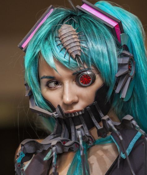 Cosplayer Yuri Ros created this character, called "Calne Miku," sporting insectile mouth-parts and terrifying symbiotic head-bugs. Cosplay Miku, Vocaloid Cosplay, Miku Cosplay, Awesome Cosplay, Selena Gomez Style, Cosplay Diy, Sfx Makeup, Cosplay Characters, Amazing Cosplay