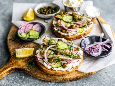 Brunch Bagel with Sardines Open Face Bagel, Homemade Fish Cakes, Canned Sardines, Stuffed Mushrooms Easy, Lox And Bagels, Sardine Recipes, Ideas For Lunch, Gourmet Grilling, Plats Healthy