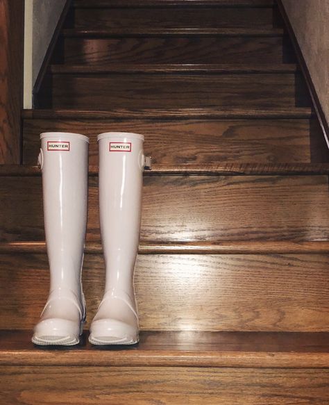 I love my white Hunter rain boots, they look cute with almost anything White Hunter Boots, Hunter Wellies, Gardening Outfit, Hunter Rain Boots, Rubber Boots, Shoe Obsession, Hunter Boots, Rain Boots, Me Too Shoes