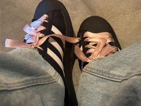 Pink shoelaces Pink Shoelaces, Black Superstar, Ribbon Shoes, Swag Shoes, Pretty Shoes, Dream Shoes, Looks Vintage, Fashion Killa, Fitness Inspo