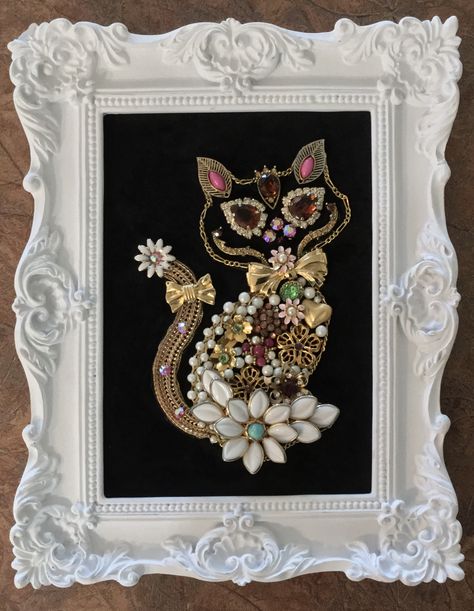 Jewelry Tree Craft, Jewelry Sculpture, Jeweled Picture, Jewelry Pictures, Old Jewelry Crafts, Costume Jewelry Crafts, Vintage Jewelry Diy, Framed Jewelry, Vintage Jewelry Ideas