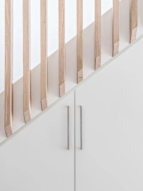 Timber Balustrade, Stair Balustrade, Stacking Doors, House Contemporary, Modern Stair Railing, Contemporary Staircase, Staircase Storage, Home Stairs Design, Modern Stairs