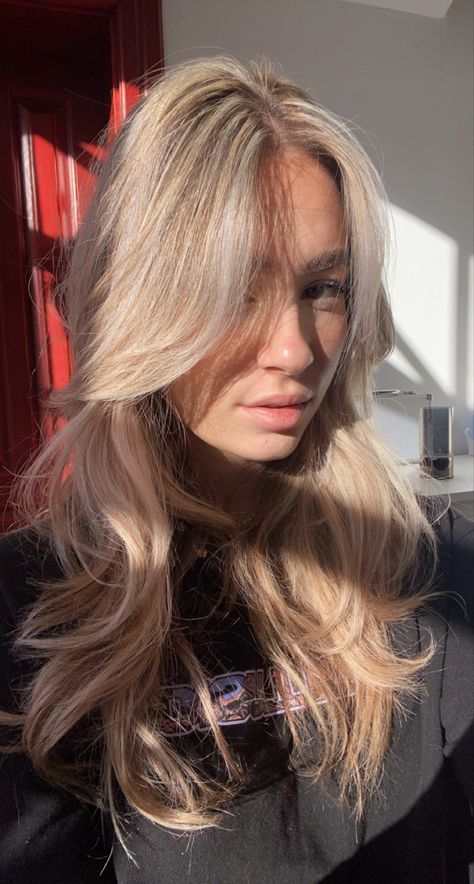 blow out, hairstyle, blonde hair, curtain bangs, long layers, curled hair, 2023 hairstyle, balayage, haircut, wolfcut, butterfly cut Layers Curled Hair, Layers Curled, Hair Curtain Bangs Long, Curtain Bangs Long Layers, Blonde Hair Curtain Bangs, Bangs Long Layers, Blown Out Hair, Haircut Wolfcut, Hair Color Style Ideas