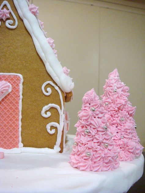 Pink Christmas tree Pink Gingerbread House Decoration, Valentines Gingerbread House, Pink Gingerbread House Ideas, Barbie Gingerbread House, Gingerbread House Ideas Easy, Gingerbread House Pink, Gingerbread Mansion, Merry Pinkmas, Picture Motivation