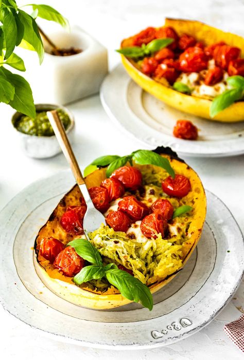 Spaghetti Squash with Pesto, Mozzarella & Roasted Tomatoes Spaghetti Squash Feta, Pesto Mozzarella, Vegetarian Spaghetti, Baked Spaghetti Squash, Spaghetti Squash Recipes, Baked Spaghetti, Tasty Vegetarian Recipes, Vegetarian Dinners, Gluten Free Eating