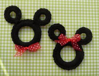 Mickey and Minnie Mouse crocheted ornaments or embellishments - could be used as gift decorations, magnets, Christmas ornaments, etc. Natal Do Mickey Mouse, Geek Crochet, Crocheted Ornaments, Crochet Mickey Mouse, Mickey Mouse Ring, Angels Christmas, Music Christmas, Crochet Angels, Crochet Disney