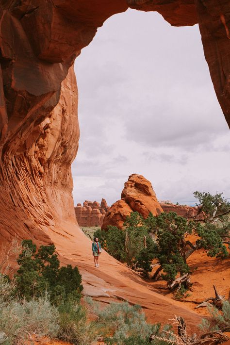 Arches national park, utah road trip, national park aesthetic, hiking photo poses, hiking photo ideas, nature aesthetic, nature photography, nature pictures, outdoorsy style, outdoorsy aesthetic Hiking Photo Ideas, Photo Ideas Nature, National Park Aesthetic, Aesthetic Nature Photography, Outdoorsy Aesthetic, Park Aesthetic, Hiking Photos, Outdoorsy Style, Utah Road Trip