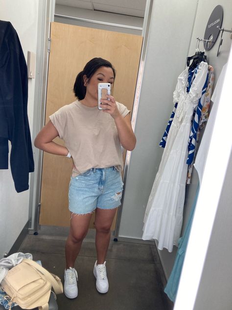 Brunch Outfit Sneakers, Mid Length Shorts Outfits, Nashville Brunch Outfit, Mid Length Denim Shorts, Nashville Brunch, Shorts Mid Length, Minimalist Summer Wardrobe, Casual Brunch Outfit, Outfit Minimalist