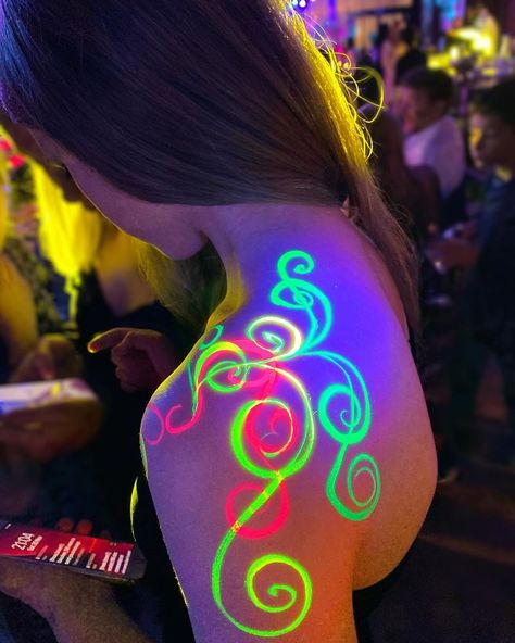 Glow In The Dark Paint On Body Ideas, Uv Paint Makeup, Glow Party Clothes, Glow Party Outfit Women, Uv Party Outfit, Glow In The Dark Outfit Ideas, Glow Party Makeup, Glow Paint Party, Glow Clothes