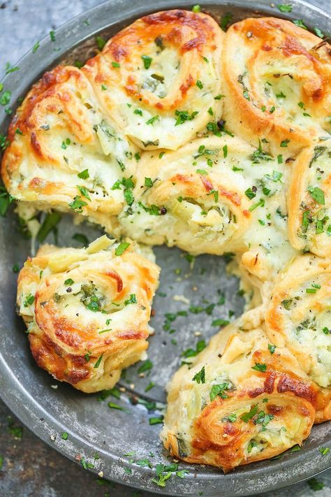 Cheesy Spinach and Artichoke Pinwheels - Everyone's favorite spinach and artichoke dip in these cheesy, creamy BAKED roll ups!!! So good for GAME DAY!!! Work Carry In Food Ideas Parties, Spinach And Artichoke Pinwheels, Artichoke Pinwheels, Cheesy Spinach, Pinwheel Recipes, Cheesy Bread, God Mat, Spinach Artichoke, Think Food