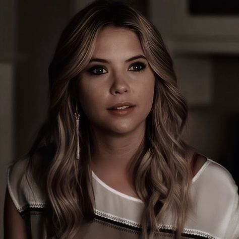 Hanna Marin Icons, Hannah Marin, Pll Characters, Hannah Martin, Hanna Marin, Ashley Benson, Character Aesthetic, Pretty Little Liars, Gossip Girl