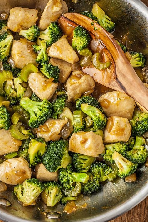 Chicken and Broccoli Skillet Healthy Chicken And Broccoli Recipes, Healthy Chicken And Broccoli, Chicken And Broccoli Recipes, Broccoli And Chicken, Low Fat Chicken, Weight Watchers Chicken, Broccoli Recipe, Weight Watcher Dinners, Chicken And Broccoli