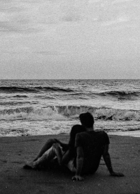 Christmas Couple Pictures, Lovers Aesthetic, Couple Beach Pictures, Beach Romance, Black And White Couples, Black And White Beach, Beach Couple, To Be Known, Couples Vibe