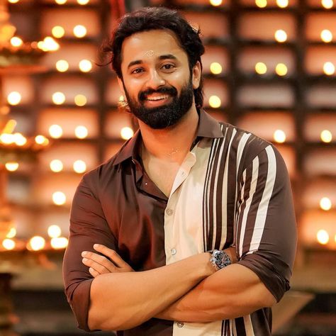 Unni Mukundan Wallpaper, Unnimukundan Images, Joe Cole Actor, Unni Mukundan, Bride Era, Handsome Indian Men, Actors Height, Story Pics, Long Skirt And Top