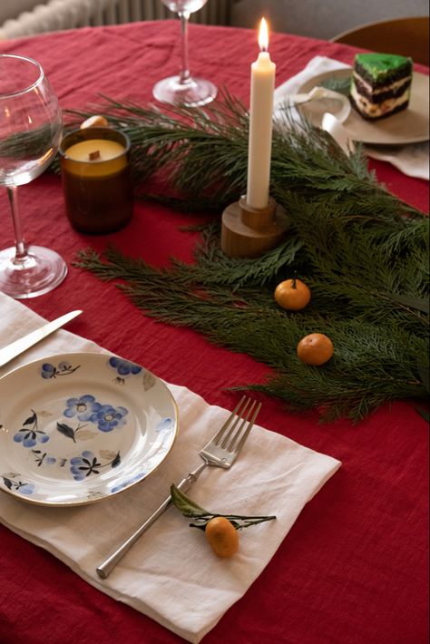 Red tablecloth made of pure linen + white napkins = perfect Christmas table setting! Dinner Table Inspiration, Christmas Table Red, Red Tablecloth, Christmas Table Setting, Christmas Tablecloth, White Napkins, Table Inspiration, Linen White, Christmas Table Cloth