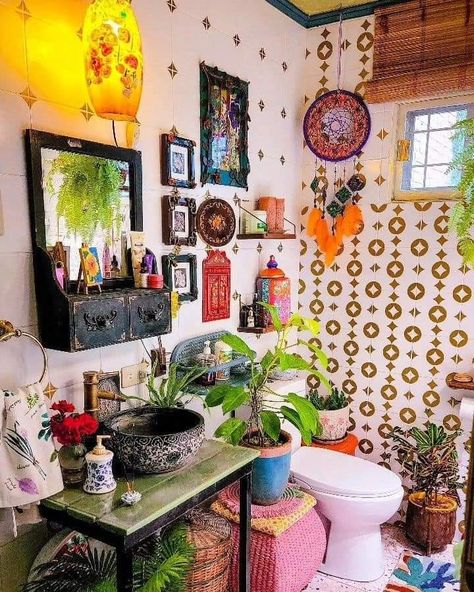 Colorful Maximalist Decor Bathroom, Bathroom Maximalist Decor, Boho Maximalist Bathroom, Electric Bathroom Decor, Colorful Frames On Wall, Whimsical Eclectic Decor, Maximalist Decor Bathroom, Bohemian Maximalist Decor, Bathroom Maximalist