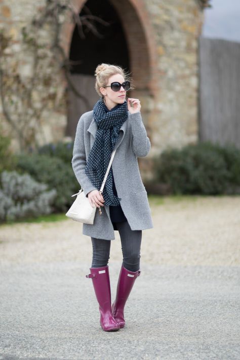 Gray Rain Boots Outfit, Purple Hunter Boots Outfit, Purple Boots Outfit, Purple Hunter Boots, Ladies Wellies, Rain Boot Outfit, Hunter Boots Outfit, Navy Scarf, Winter Leather Jackets