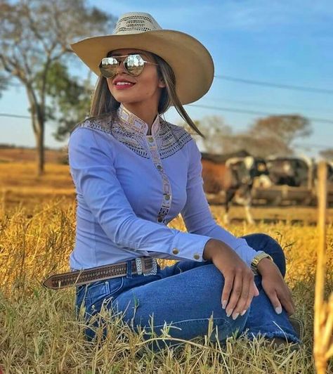 Country girl Rodeo Outfit Ideas, Cute Rodeo Outfits, Cowgirl Skirt, Western Girls, Foto Cowgirl, Rodeo Outfit, Wilde Westen, Country Style Outfits, Latina Fashion Outfits