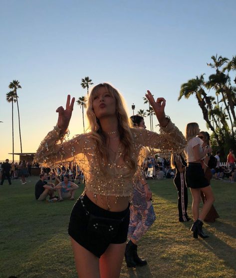 Coachella Outfit Sparkle, Festival Outfit Sparkle, Sparkle Festival Outfit, Golden Outfit Party, Festival Inspo Pics, Festival Outfits Colorful, Festival Fits Summer, Lalapalooza Outfits Chicago, Coachella Outfit 2023