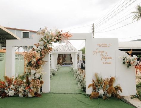 Wedding Venue Entrance Decor Walkways, Entrance Gates Design For Wedding, Entrance Gate Decoration For Wedding, Wedding Entrance Gate Decor, Entrance Gate Wedding, Wedding Entrance Decor Walkways, Wedding Gate Design, Dekorasi Wedding Outdoor, Wedding Hall Entrance Decorations