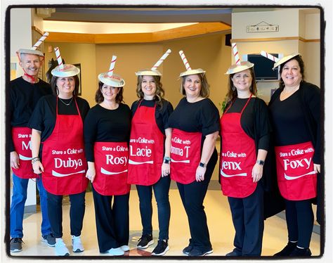 Red Ribbon Dress Up for Twin Day. Share a Coke Costume Coke Bottle Halloween Costume, Coke Cola Costume, Coke Costume Diy, Soda Costume Diy, Coca Cola Halloween Costume, Twin Day Ideas For Work, Coca Cola Costume, Coke Costume, Stall Decorations