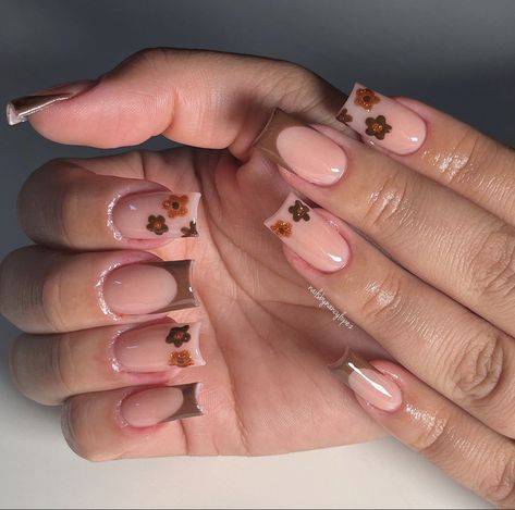 Thanksgiving Nails Short Square, Brown Frenchies, Fall Transition Nail Colors, Short Fall Nail Designs, Short Fall Nail, Autumn Manicure, Brown Acrylic Nails, Simple Fall Nails, Square Nail Designs