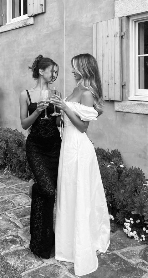 Friends Wedding Aesthetic, Sisters Photoshoot Poses, Friend Poses Photography, Cute Friend Pictures, Princess Girl, Friend Poses, Friend Photoshoot, Looks Chic, Cute Friends