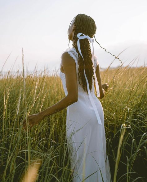 Feminine Aesthetic Black Women, Southern Belle Aesthetic, Black Princess Aesthetic, Black Cottagecore, Flower Photoshoot, Ethereal Aesthetic, Black Princess, Feminine Women, Black Femininity