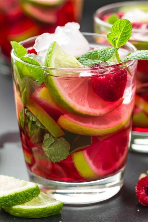 Der Virgin Himbeer-Mojito ist eine erfrischende und fruchtige Variante des klassischen Cocktails, die den Geschmack des Sommers perfekt einfängt. Die Kombination aus saftiger Limette, frischer Minze und süßen Himbeeren verleiht diesem Getränk eine belebende Note. Die fruchtige Süße der Himbeeren harmoniert wunderbar mit der erfrischenden Minze und der spritzigen Limette. Virgin Cocktails, Virgin Mojito, Mojito, Snacks, Drinks