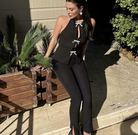 Turn heads with Zara‘s chic black backless top adorned with a bow! #ElegantChic #ZaraStyle #zaratops Black Backless Top, Zara Fashion, Backless Top, Elegant Chic, Black Bow, Zara Tops, American Style, Summer Women, Women's Fashion