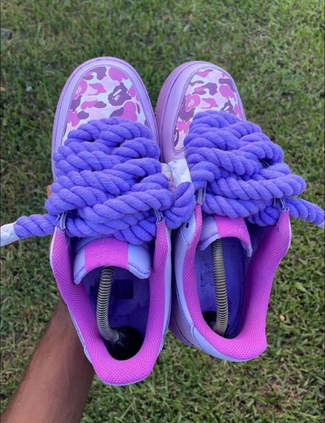 Casual Shoes Women Sneakers, Bedazzled Shoes, Nike Shoes Women Fashion, Custom Sneakers Diy, Crocs Fashion, Custom Shoes Diy, Basket Style, Nike Fashion Shoes, Preppy Shoes