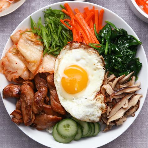 Easy Chicken Bibimbap Recipe To Help Digestion Chicken Bibimbap Recipe, Chicken Bibimbap, Bibimbap Recipe, Rice Recipes For Dinner, Cooked Carrots, Veggie Stir Fry, Perfect Lunch, Bulgogi, Diet Vegetarian