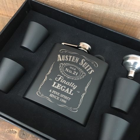 21st birthday gift flask for men, our 6oz flask gift sets are the perfect gift to celebrate a 21st birthday! Wedding Party Gifts Groomsmen, Wedding Favors For Men, Groomsmen Gifts Flask, Bday Gifts For Him, Groomsmen Flask, Groomsmen Gift Box, Birthday Gifts For Brother, Engraved Flasks, Flask Set