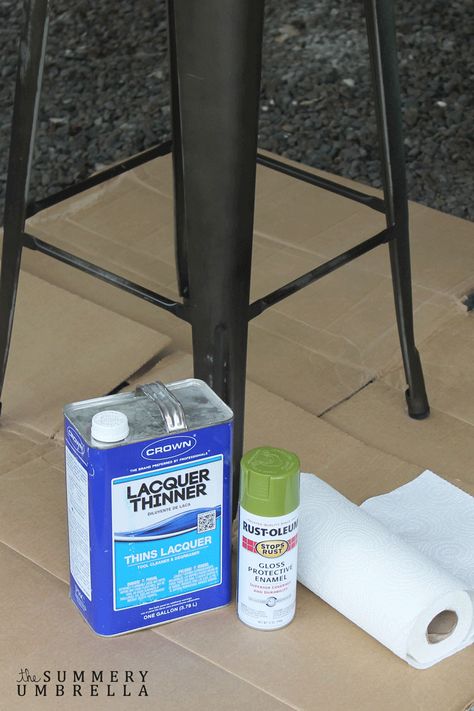 Not a fan of the color of your metal stools? Don't worry! Learn how to paint and distress metal with this quick and easy tutorial. Paint Metal Furniture, Painted Chairs Diy, Painted Metal Chairs, How To Paint Metal, Bar Stool Makeover, Metallic Painted Furniture, Metal Stools, Stool Makeover, Office Paint