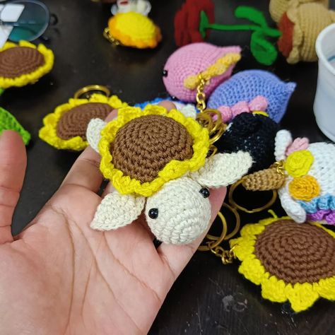 Do you need a crochet turtle with a sunflower back? Crochet Turtle, Do You Need, Crochet Projects, Sunflower, Crochet