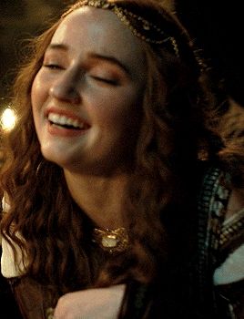 KAITLYN DEVER in Rosaline (2022) Rosaline 2022, Kaitlyn Dever, Hula Dance, Belly Dance, Face Claims, Old Internet, You Never, Gif, Actresses