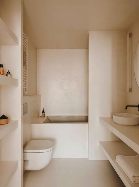 Minimal Apartment, Built In Sofa, Barcelona Apartment, Primary Bathroom, 아파트 인테리어, Galley Kitchen, Elle Decor, Bathroom Inspiration, 인테리어 디자인