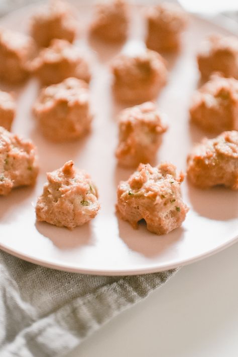 Turkey Meatballs For Baby (Egg & Dairy-Free) - The Mama NotesThe Mama Notes Turkey Meatballs For Baby, Meatballs For Baby, Dairy Free Baby, Ground Turkey Meatballs, Toddler Foods, Baby Meals, Allergen Free Recipes, Baby Recipes, Eggless Recipes