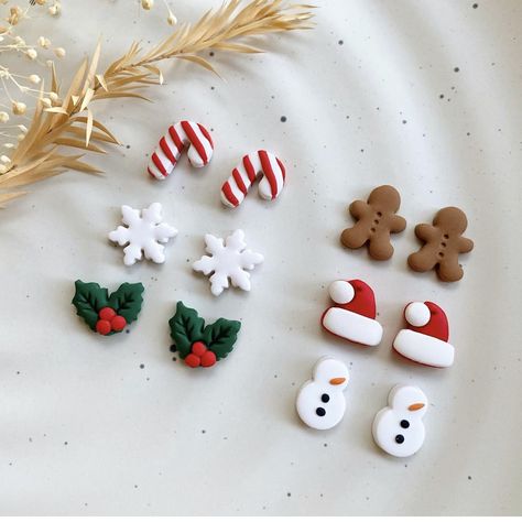 Mini Clay Ideas Christmas, Clay Magnet Ideas Christmas, Clay Cristhmas Ideas, Fimo Clay Christmas Ornaments, Clay Christmas Charms, Diy Clay Christmas Earrings, Clay Magnets Christmas, Christmas Polymer Clay Charms, Cute Clay Ideas Christmas