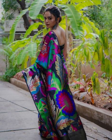 (99+) Exotic Indians on Tumblr Amruta Khanvilkar, Modern Sarees, Brocade Saree, Fashion Network, Modern Saree, Stylish Sarees, Feminine Beauty, Saree Styles, Large Fashion