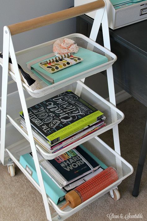 I love these simple organization ideas to keep your desk neat and organized! Small Desk Organization, Desk Organization Ideas, College Desk, Work Cubicle, Office Organization At Work, Dorm Room Organization, Dekorasi Kamar Tidur, Desk Organization Office, Small Desk