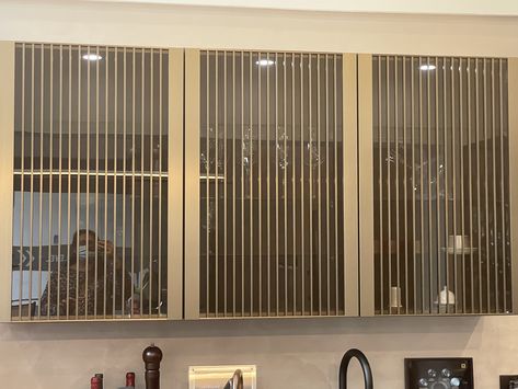 Fluted Glass Cabinets Kitchen, Fluted Glass Kitchen Cabinets, Fluted Glass Wardrobe, Glass Upper Kitchen Cabinets, Kitchen Crockery Unit Design, Fluted Glass Cabinet, Rendering Ideas, Walk In Wardrobe Design, Laminate Kitchen Cabinets